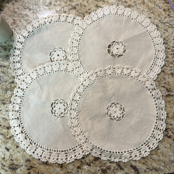 NWOT 7 Pc Farmhouse Cottagecore Round Crochet Doilies 4 Large 3 Small - Picture 2 of 8